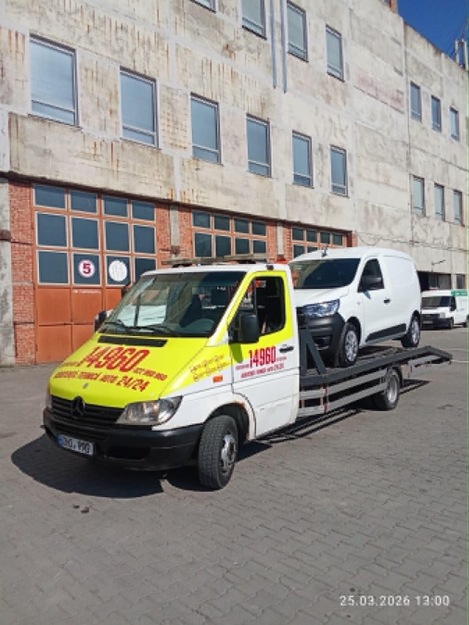 Evacuator Donor Auto cu microbuz încărcat pe platformă, nordul Moldovei