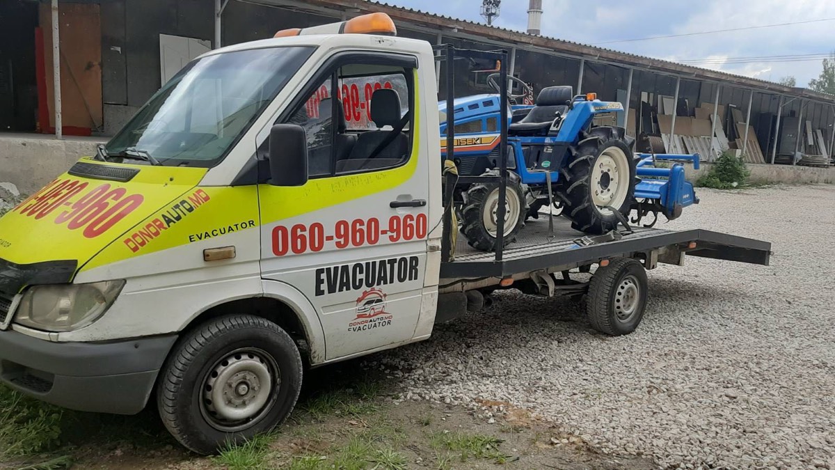 Evacuator cu platformă hidraulică încărcând un autoturism în Bălți